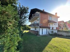 Pansion "Du&scaron;ica"，位于博尔的带停车场的酒店