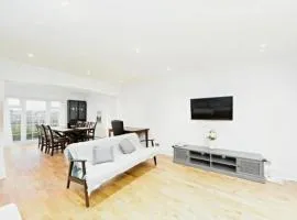Spacious 5 Bedrooms Family Detached House in Purley 23 min to Central London
