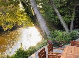 Boardman Monarch! River! Hot Tub! Fireplace!