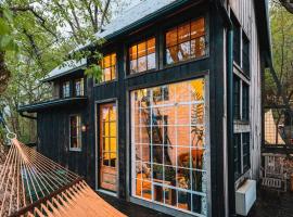 Treetop Hideaways: Wood Lily Treehouse in Chattanooga，位于查塔努加的酒店