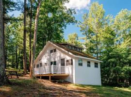 Cabin on Beautiful Arbutus Lake near Traverse City，位于特拉弗斯城的酒店