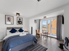 Elegant 4-Double Bedroom Townhouse, great for Holidays, Professionals and Contractors -The perfect stay away from home，位于米尔顿凯恩斯的酒店