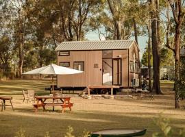 5 Acre Retreat Jimboomba Loft by Tiny Away，位于Jimboomba的酒店