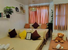 El Nissi Staycation, FAMILY & CONTEMPORARY CABIN, Adjacent Rooms, Enchanted Kingdom，位于Santa Rosa的酒店