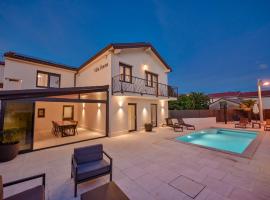 Villa Donna, 5 STARS - Luxury Villa with a heated pool，位于里耶卡的酒店