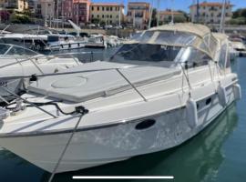 Bateau hôtel port Antibes avec parking，位于昂蒂布的酒店