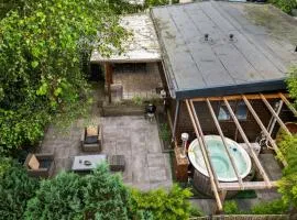 78 m2 Luxe Bos Chalet Welness Private Barrelsauna and HOTTUB and AIRCO