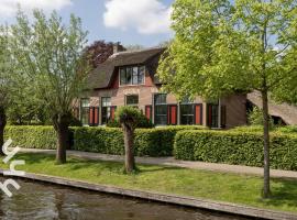 OV593 - 4P apartment in the heart of Giethoorn on the village canal，位于羊角村的酒店