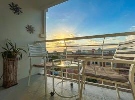 City View New Kingston Apartment w Pool，位于New Kingston的酒店