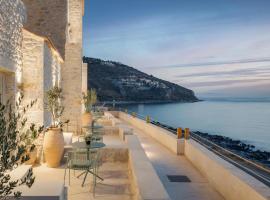 Yerma Suites Limeni，位于利梅尼的带停车场的酒店