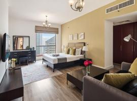 La Buena Vida Holiday Homes - Modern, Luxe & Spacious 4-Bed, Full Kitchen, near to Beach, Tram & Marina，位于迪拜的酒店