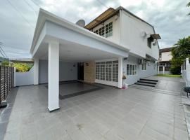 Landed House Gelugor 5Room 3Bath，位于牛汝莪的酒店