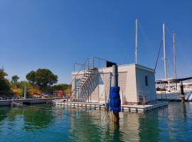 Floating House Barbana reachable only by boat，位于格拉多的船屋