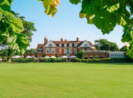 Chewton Glen Hotel - an Iconic Luxury Hotel，位于新米尔顿的酒店