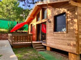 Camping L'Enclave mobil-home，位于Estavar的露营地