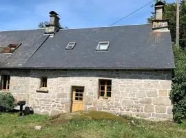 Maison en granite typique à Chaumeil avec jardin privé.