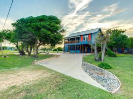 Walk to Pier Bayside Getaway with Screened Balcony，位于Bayside的酒店