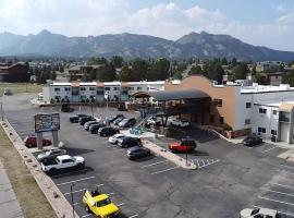 Expedition Lodge Estes Park at Rocky Mtn National Park，位于埃斯蒂斯帕克的酒店