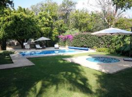 El Zapote House With orchard and pool in Malinalco，位于马利纳尔科的酒店