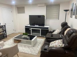 Beautiful 2-bedroom basement apartment in center of Milton，位于米尔顿的酒店