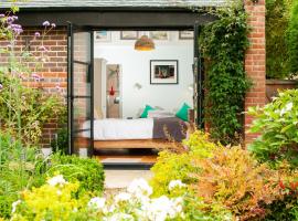 Bosham - private and self-contained double garden room，位于奇切斯特的酒店