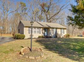 Tranquil Delmar Home about 7 Mi to Salisbury!，位于德尔马的酒店