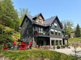 The Rowanwood - Muskoka Cottage Retreat，位于亨茨维尔的酒店