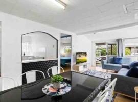 Bayside Living - Walk to Water - Central location，位于Deception Bay的酒店