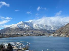 Stunning Lakeview Holiday House Queenstown，位于弗兰克顿的酒店