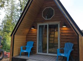 Tree Ring Cabin on 33 Acre Farm，位于鲍威尔里弗的酒店