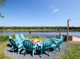 POCONOS BRAND NEW LAKEFRONT Oasis 1 ACRE, HOTTUB GAMEROOM FIREPITS TALK ABOUT PRIVACY，位于Albrightsville的酒店