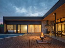 Private Villa Glampimg 富士山中湖，位于山中湖村的带泳池的酒店