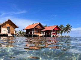 Private Cabin Over the Water PLUS Meals - San Blas Islands - private bathroom，位于巴拿马城的山林小屋