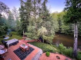 Firefly Lodge! Boardman River! Hot Tub! Woodstove!