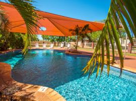 卡拉萨皮尔巴拉探索公园酒店，位于卡拉萨的带泳池的酒店