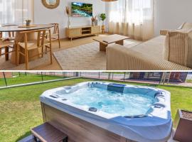 Boho Apt w Jacuzzi, Grill & Garden，位于莫德拉的酒店