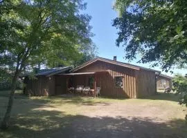 Strandnära hus med havsutsikt och stor tomt