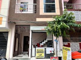 Aniruddha Home Stay，位于乌贾因的酒店