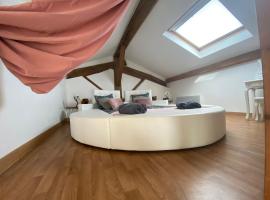 My Love Room avec balnéo privative & déco romantique by BoookingFuté，位于Socourt的酒店