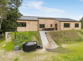 5 Bedroom Awesome Home In Ebeltoft，位于埃贝尔托夫特的酒店