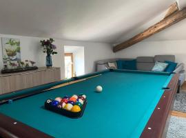 Billard Lounge loft détente avec Billard & Netflix by BoookingFuté，位于Socourt的酒店