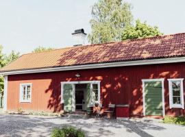 Bagarstugan p&aring; Grindtorp，位于恩雪平的带停车场的酒店