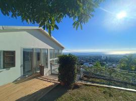 Kaze Bretagne - Évasion à Saint-Denis - Charmante Maison T3 avec Terrasse, Jardin et Vue Imprenable - Proche Aéroport，位于圣丹尼斯的酒店