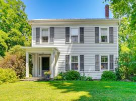 Historic Catskills Farmhouse with Yard Pets Welcome，位于卡茨基尔的酒店