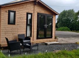 Cosy log cabin with views of Scrabo tower，位于Comber的酒店