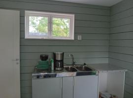 Mysig sjönära stuga，位于Ånimskog的酒店