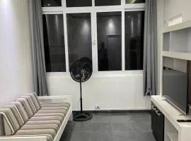 Apê na praia com estacionamento, e tudo perto!