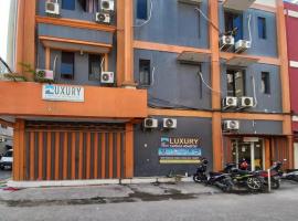 RedDoorz at Luxury Homestay near Kantor Regional II BKN Surabaya，位于诗都阿佐的酒店