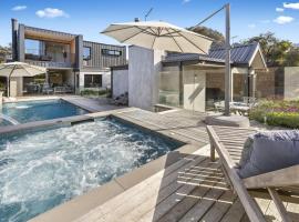 Cambridge Gardens - Sorrento Resort Style Luxury with Gas Heated Pool & Spa，位于索伦托的酒店