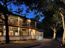 Funky Leopard Safari Lodge Bordering Yala National Park，位于卡特勒格默的酒店